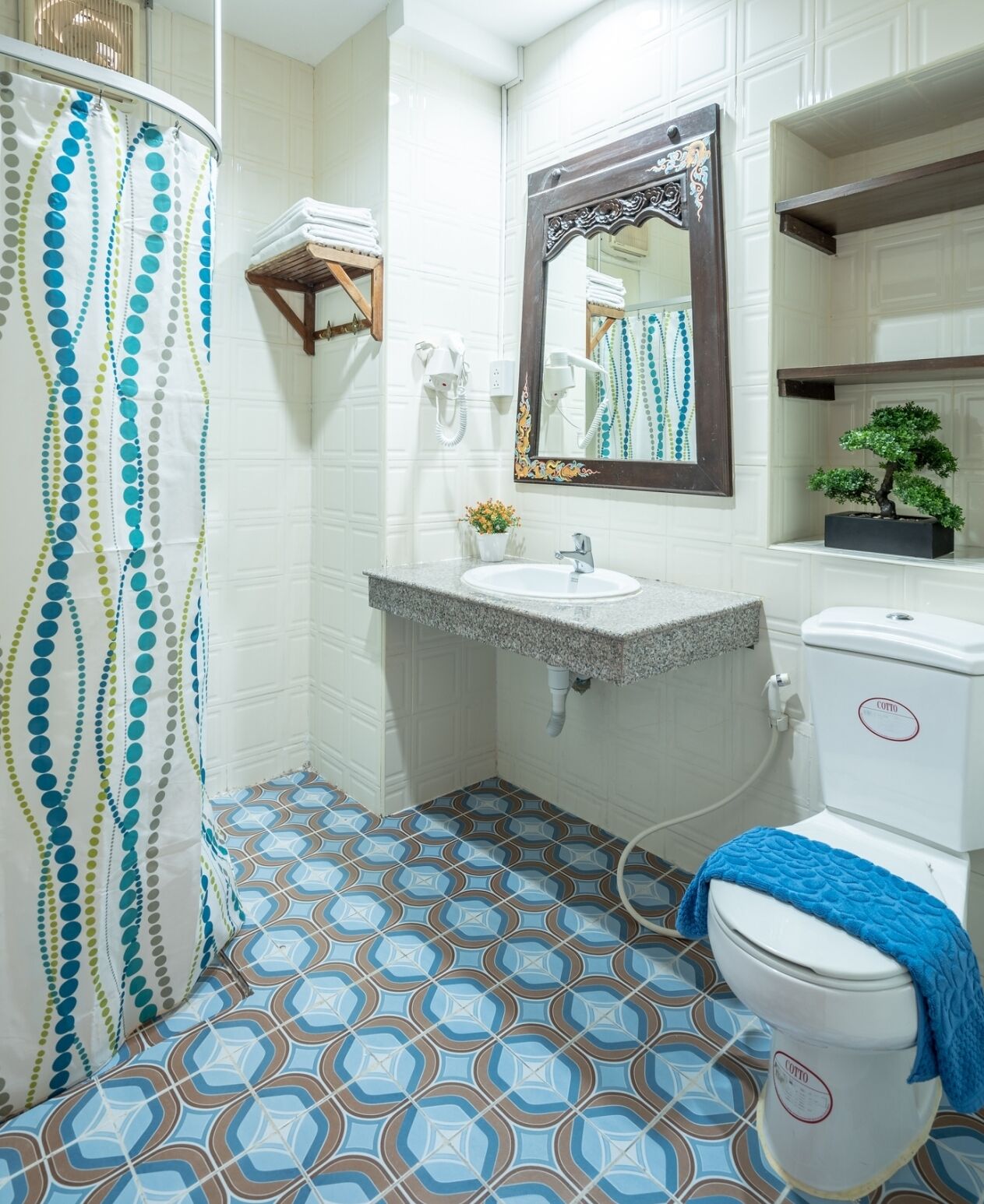 standard double room | bathroom | shower, free toiletries, bidet, towels