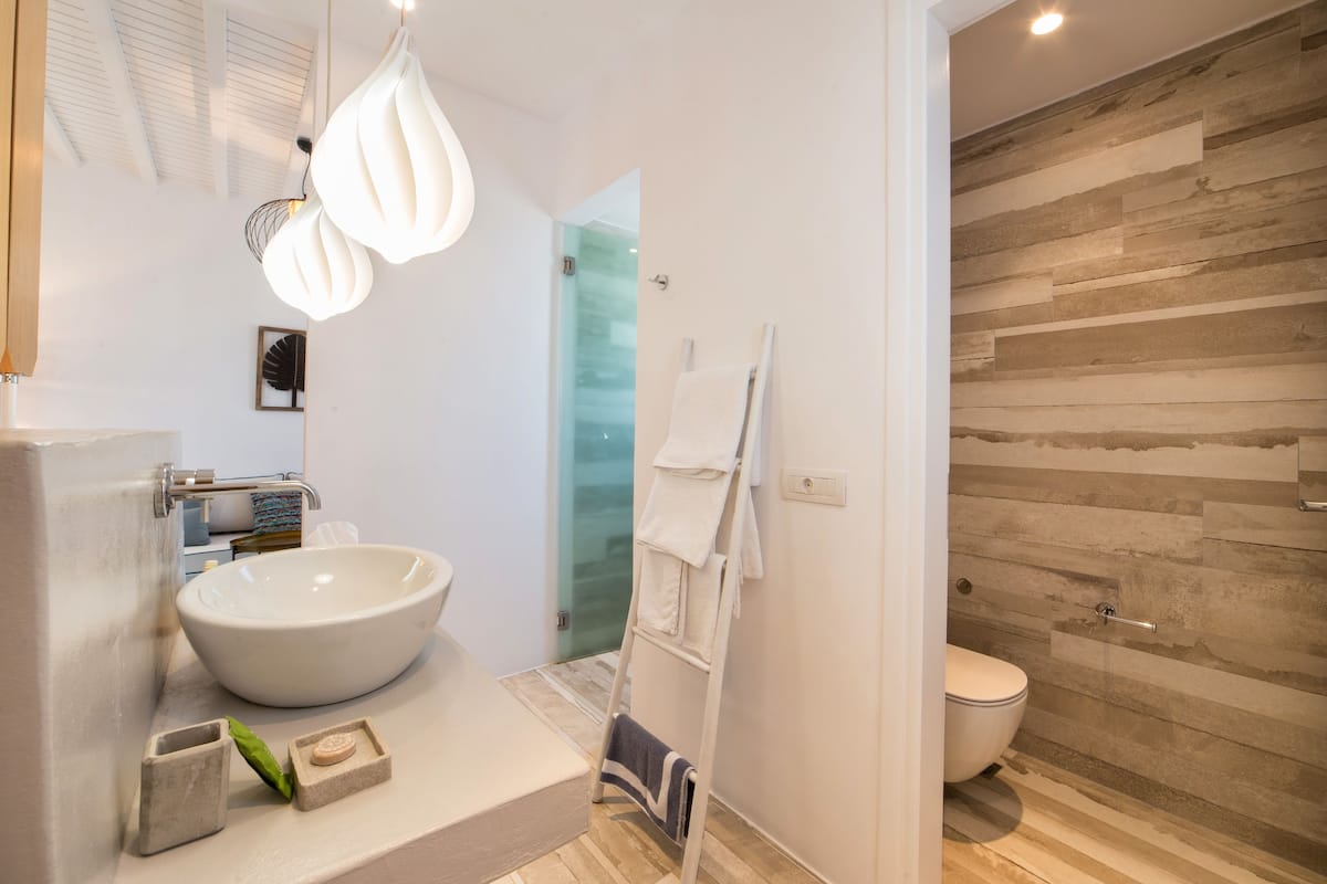 deluxe suite, sea view | bathroom | shower, free toiletries, hair dryer, bathrobes