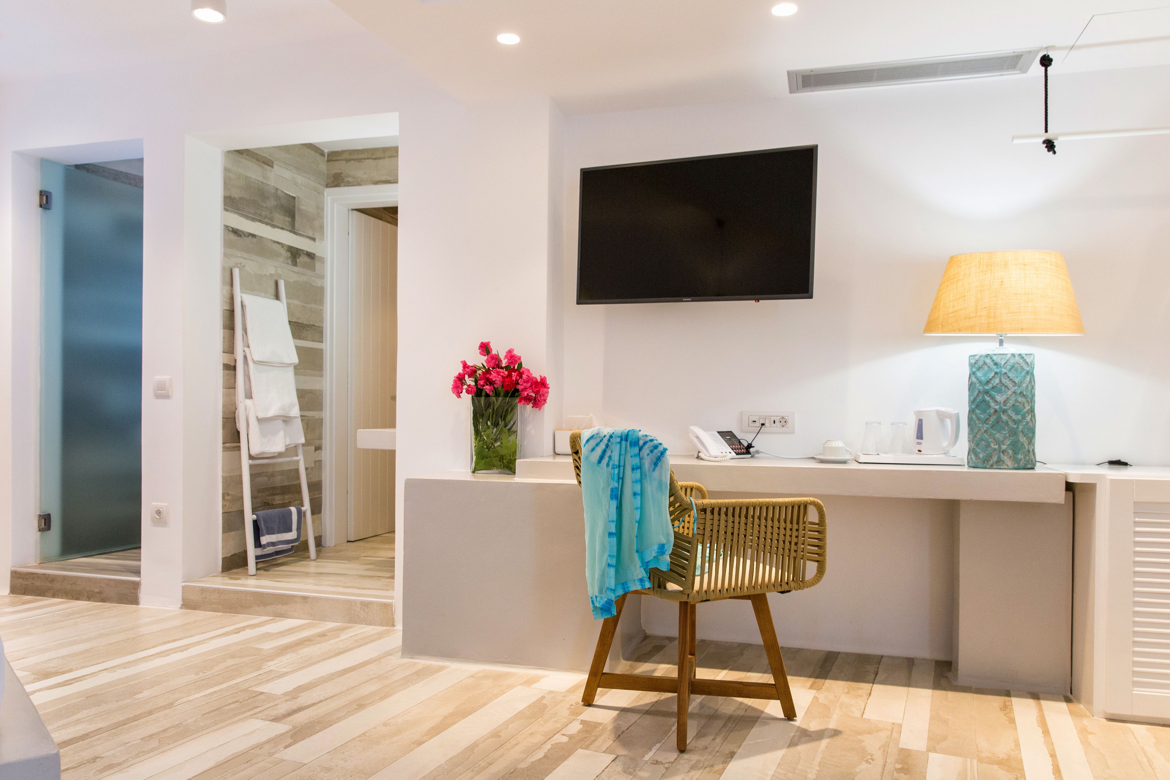 deluxe suite, sea view | 1 bedroom, premium bedding, minibar, in-room safe