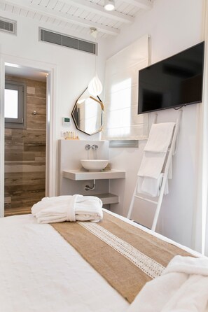 Phòng Tiêu chuẩn, quang cảnh biển | Bộ đồ giường cao cấp, minibar, két bảo mật tại phòng, bàn 
