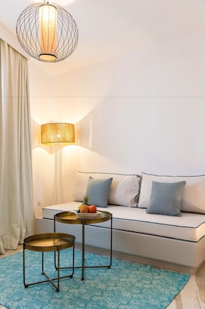 Deluxe Suite, Sea View | Living area