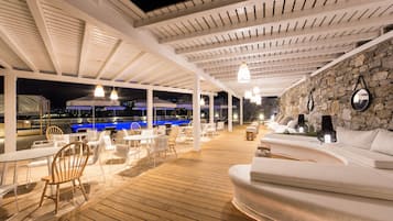 Poolside bar
