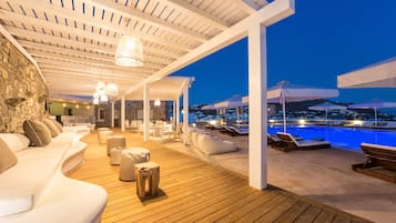 Bar junto a la piscina