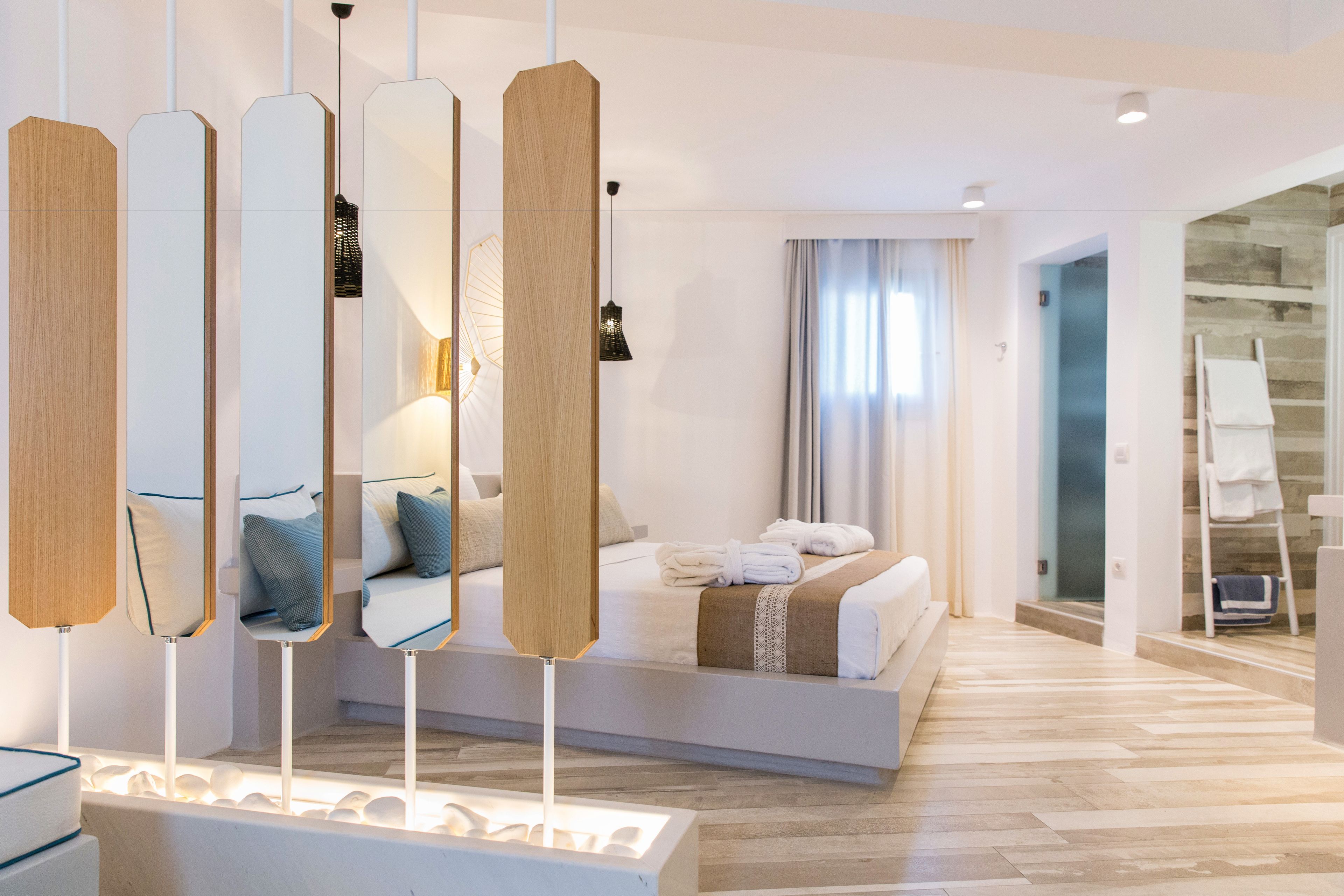 deluxe suite, sea view | 1 bedroom, premium bedding, minibar, in-room safe