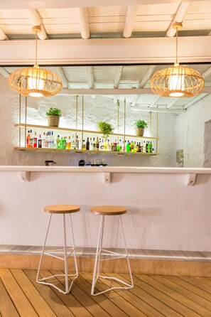 Poolside bar - Osom Resort (Mykonos)