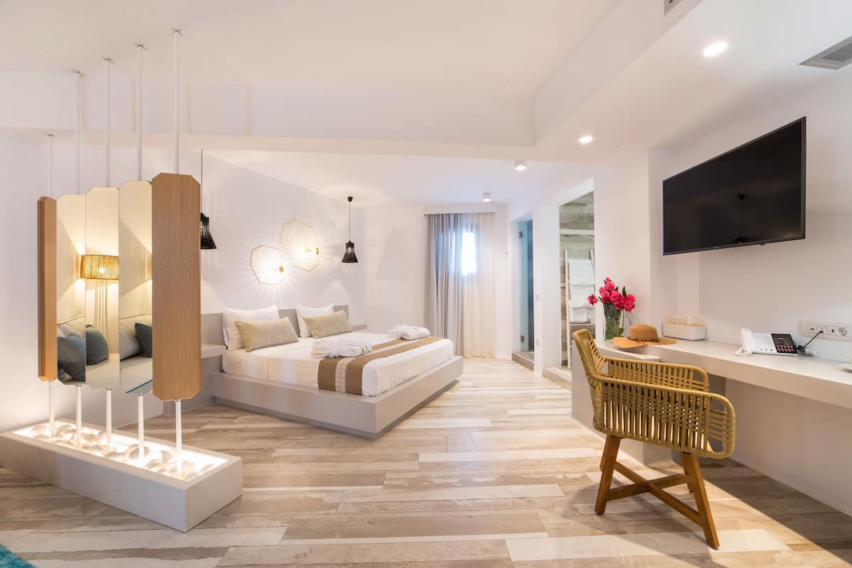 deluxe suite, sea view | 1 bedroom, premium bedding, minibar, in-room safe