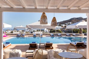 Outdoor pool, pool loungers - Osom Resort (Mykonos)