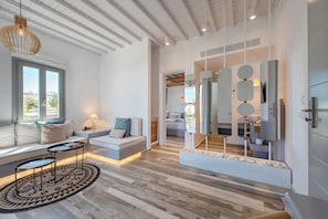 Een moderne woonkamer met een bank, salontafel en uitzicht op de stad.