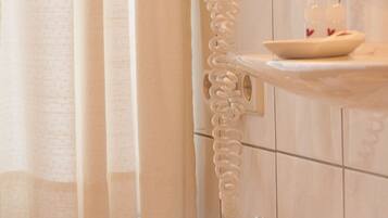 Ein Badezimmer mit Waschbecken, Spiegel und Handtuchhalter.