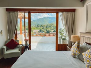 Habitación Grand, balcón (Suite) | Zona de estar | Televisión de pantalla plana de 32 pulgadas con canales por satélite