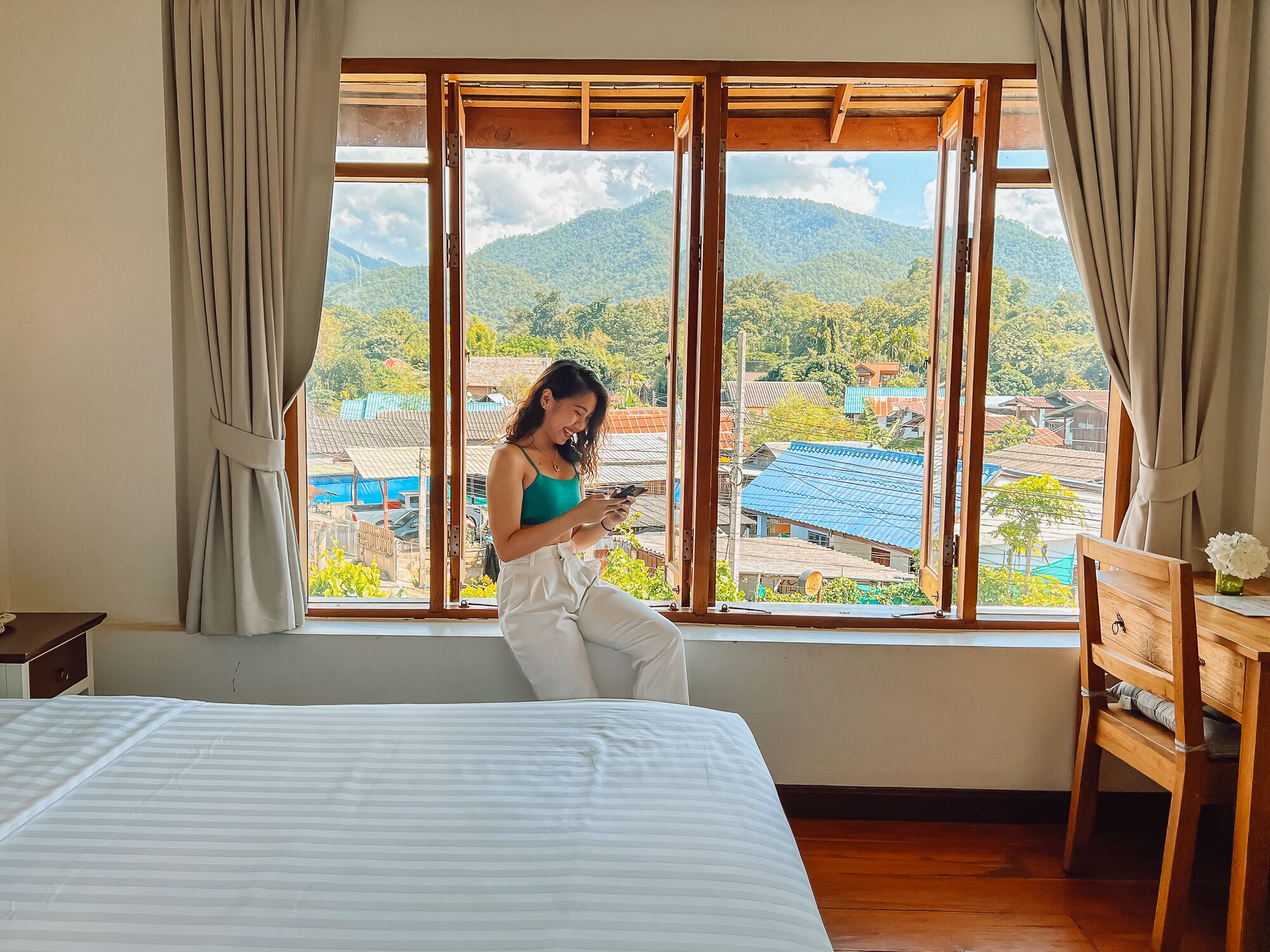 deluxe room (king room) | living area | 32-inch flat-screen tv with satellite channels, tv