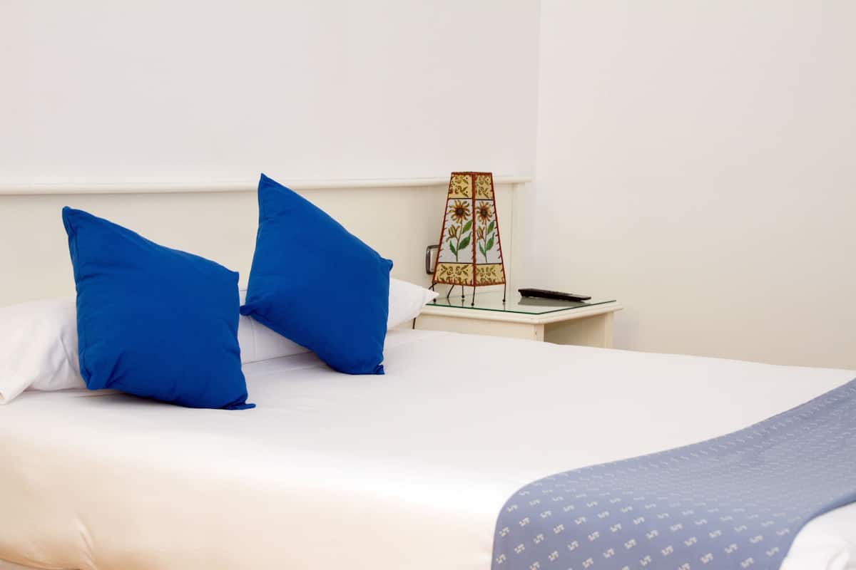 Minibar, in-room safe, laptop workspace, blackout drapes