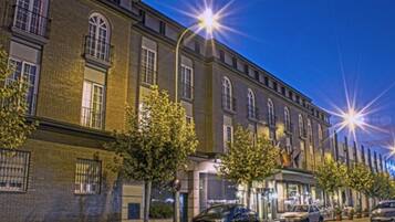 Façana frontal de l'allotjament (vespre/nit)