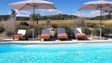 Piscine extérieure, parasols de plage, chaises longues