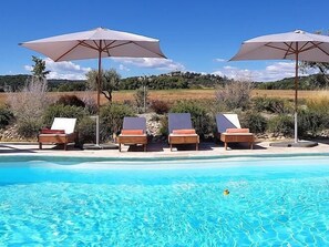 Outdoor pool, pool umbrellas, pool loungers - Domaine de Pradaous (Reillanne)