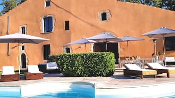 Outdoor pool, pool umbrellas, sun loungers