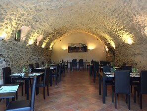 Breakfast, lunch, dinner served; French cuisine  - Domaine de Pradaous (Reillanne)