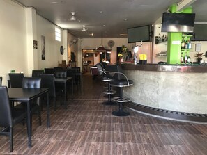 Bar (on property) - Green Mango Guesthouse - Hostel (Patong)