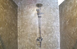 Mixed Dormitory, Shared Bathroom | 욕실 샤워