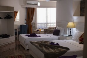 Minibar, in-room safe, desk, free cots/infant beds - Nile Boutique Hotel (Giza)