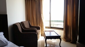 Kahden hengen executive-huone (yksi tai kaksi sänkyä), jokinäköala | Oleskelualue | LCD-televisio