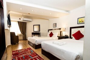 Minibar, brankas, meja kerja, dan tempat tidur bayi gratis