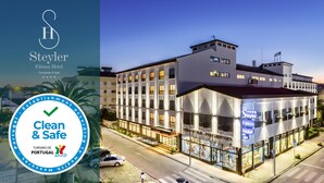 A Steyler Fátima Hotel with a modern architectural design, featuring a prominent entrance with glass doors and a visible restaurant sign. - Steyler Fatima Hotel Congress (Ourem)