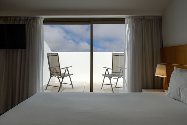 Suite junior, patio | Minibar, escritorio y espacio para trabajar con laptop