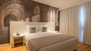 ميني بار ومكتب ومساحة عمل للكمبيوتر المحمول وستائر تعتيم