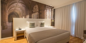 Minibar, bureau, espace de travail pour ordinateur portable