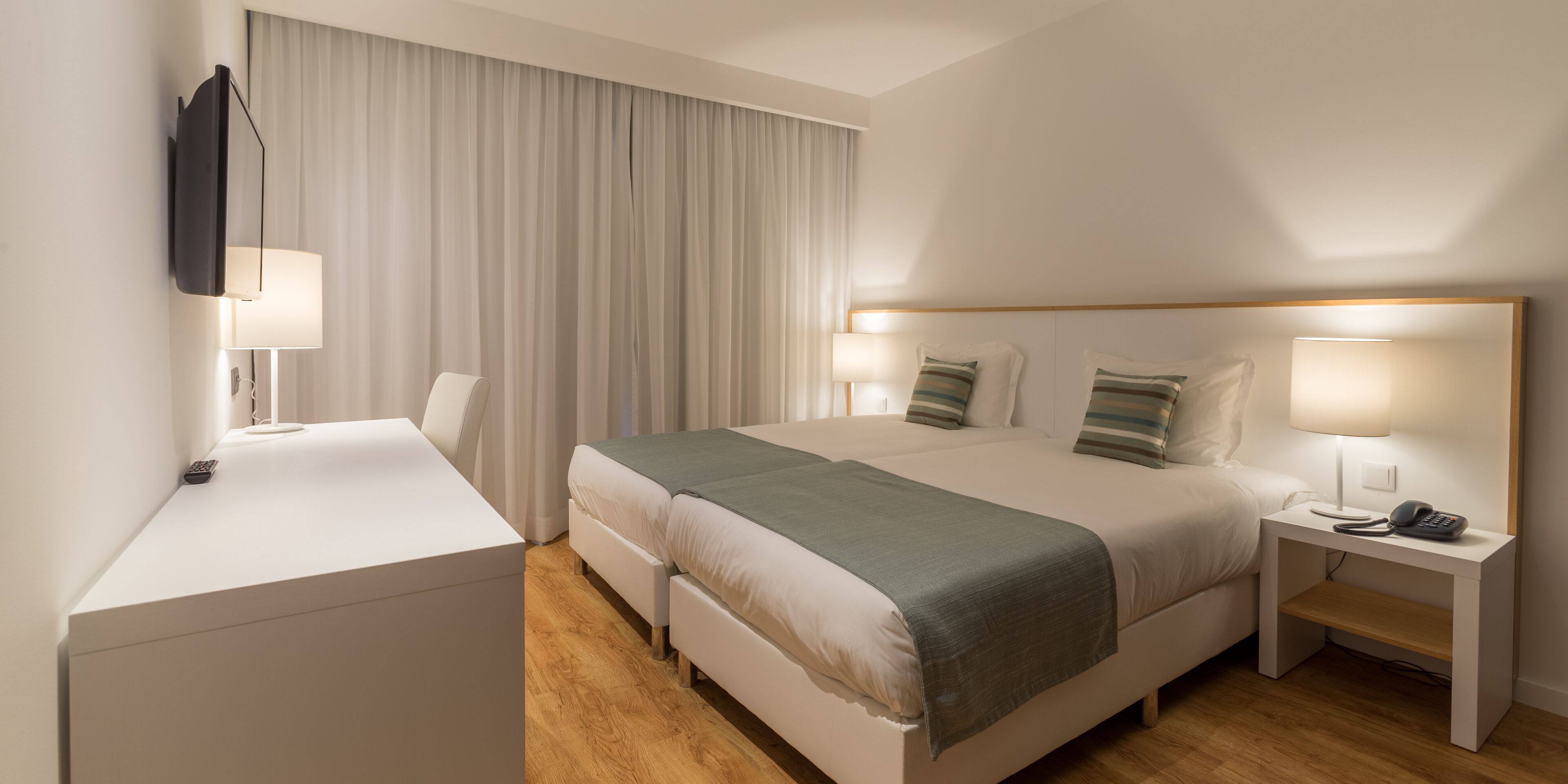 Minibar, Schreibtisch, laptopgeeigneter Arbeitsplatz