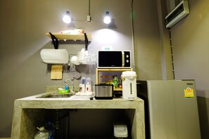 Refrigerador con freezer, microondas, utensilios de cocina