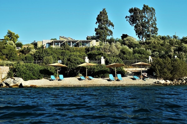 Di pantai, pasir hitam, payung, tuala pantai