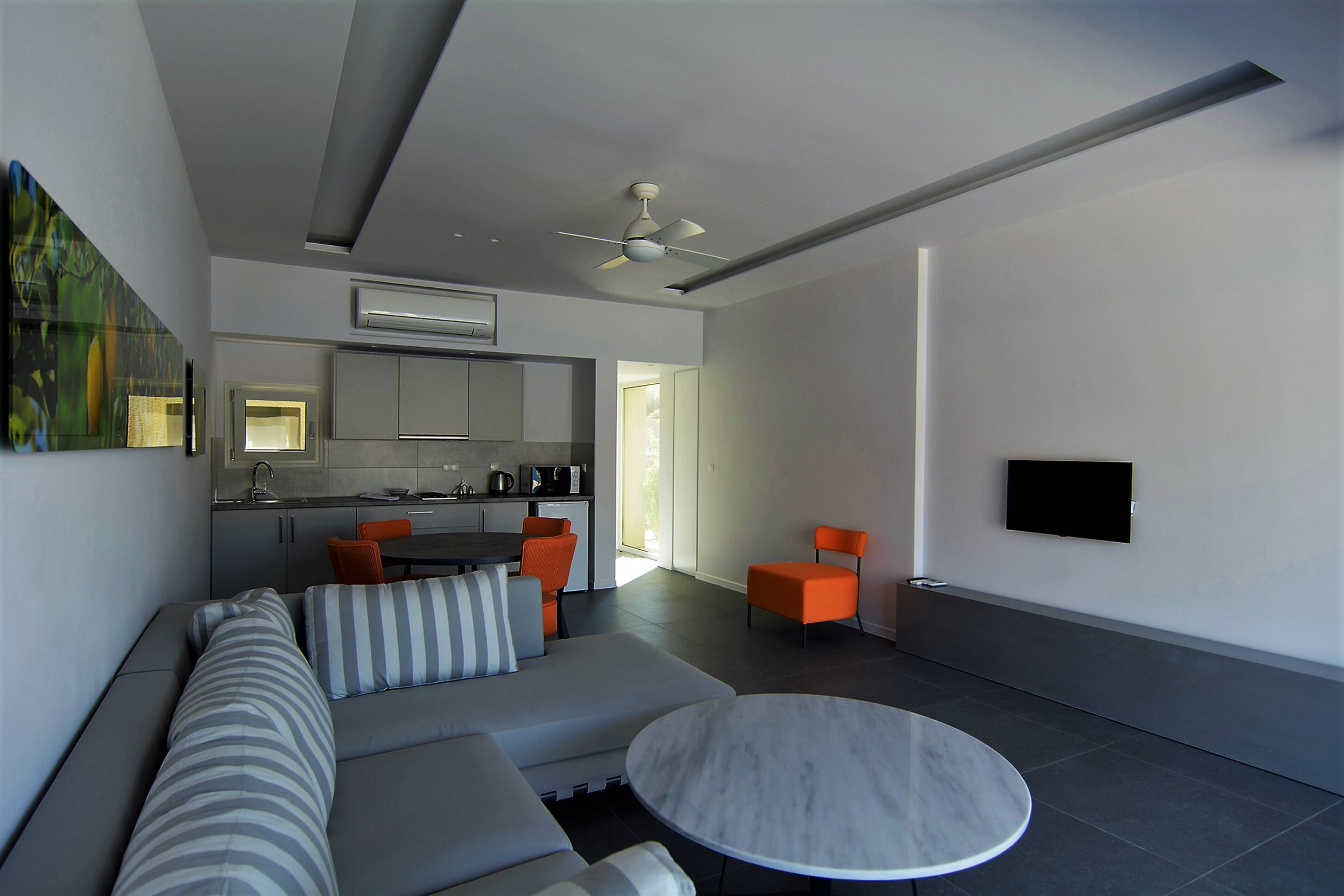 2 bedrooms, in-room safe, iron/ironing board, free wifi