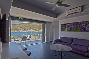 Suite Deluxe, piscina privada (Lavender) | Zona de estar | Una televisión de pantalla plana