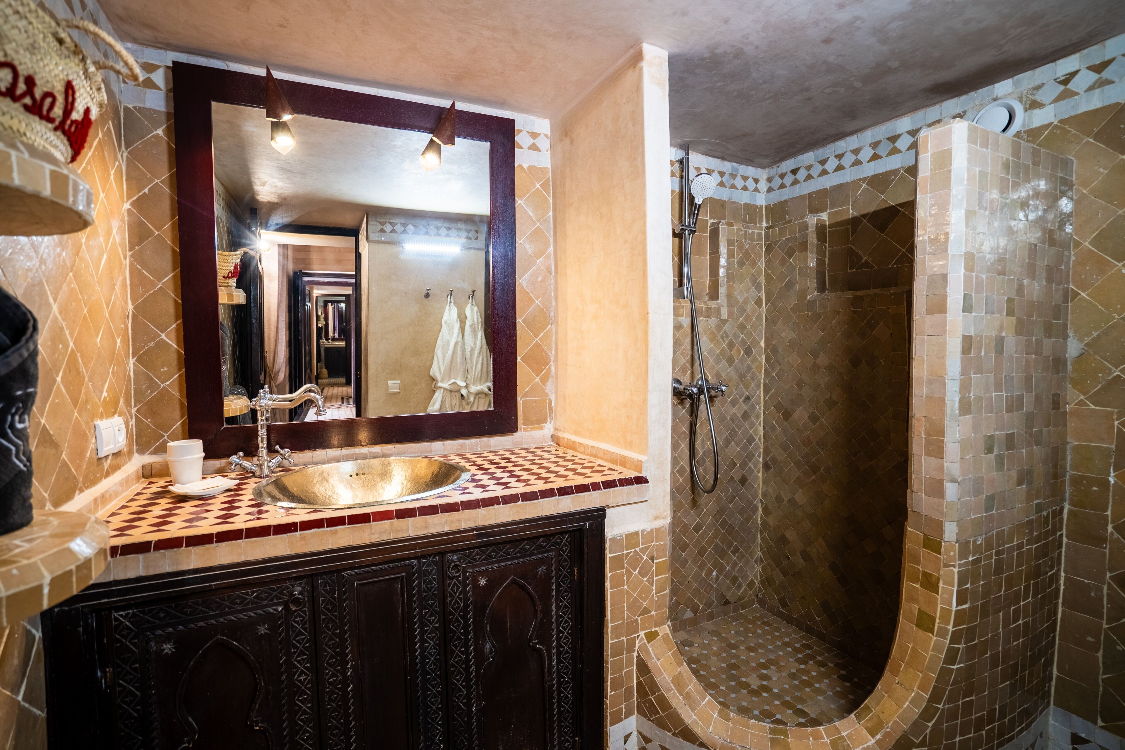 Junior-Suite | Badezimmer | Dusche, Designer-Toilettenartikel, Haartrockner, Bademäntel