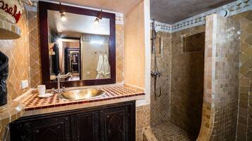 Junior-Suite | Badezimmer | Dusche, Designer-Toilettenartikel, Haartrockner, Bademäntel