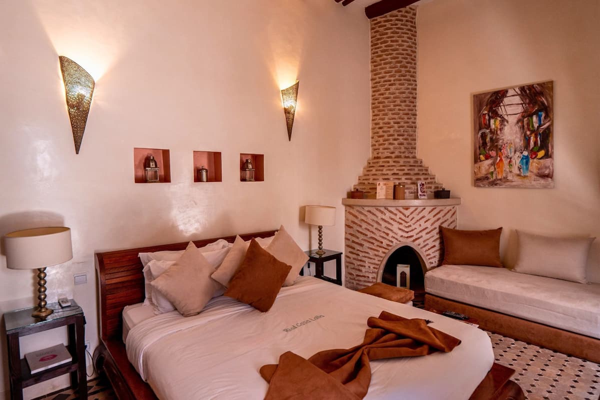 أغطية فراش متميزة وأسرّة بإسفنج يتكيف مع شكل الجسم وميني بار