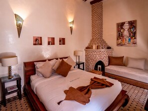 Ropa de cama de alta calidad, colchones con efecto memoria y minibar 