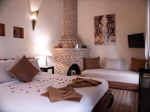 Senior-Suite | Hochwertige Bettwaren, Betten mit Memory-Foam-Matratzen, Minibar