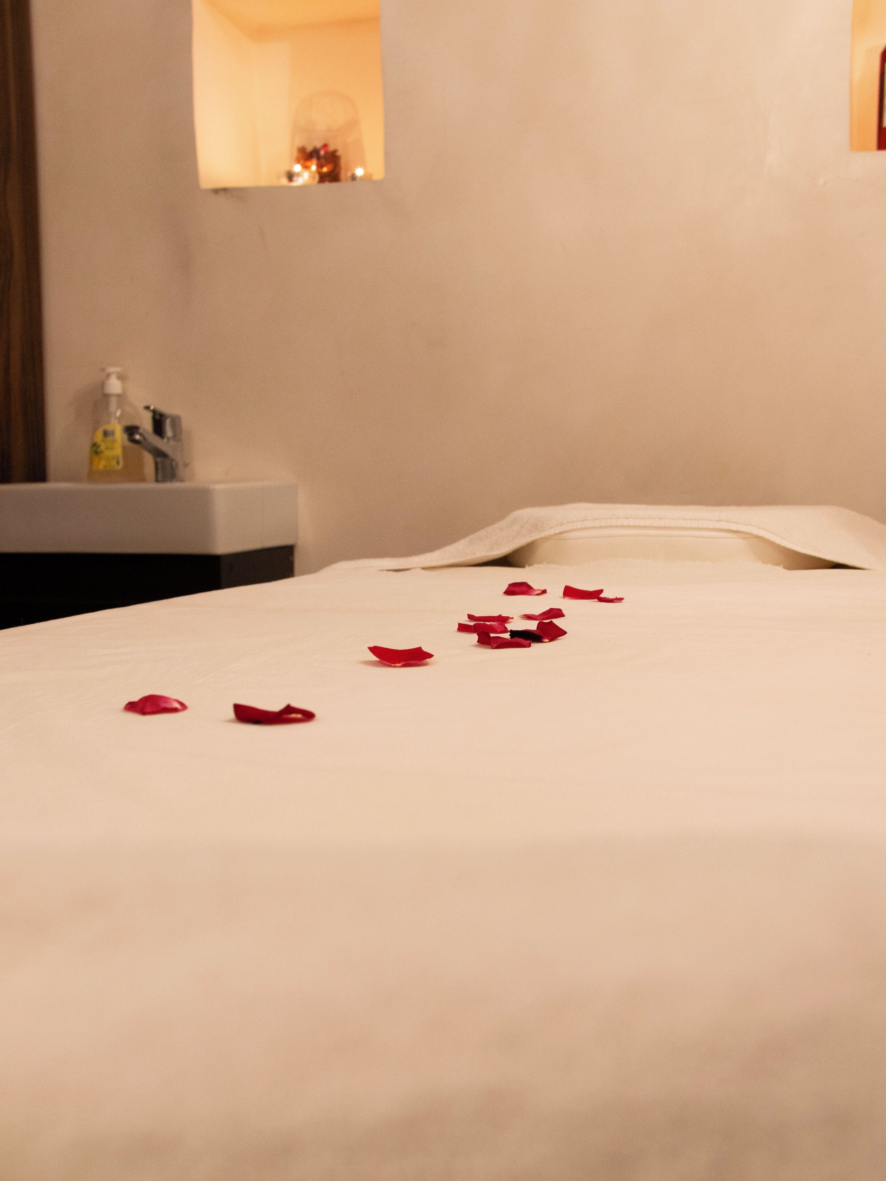 Turkish bath, body treatments, deep-tissue massages, sports massages