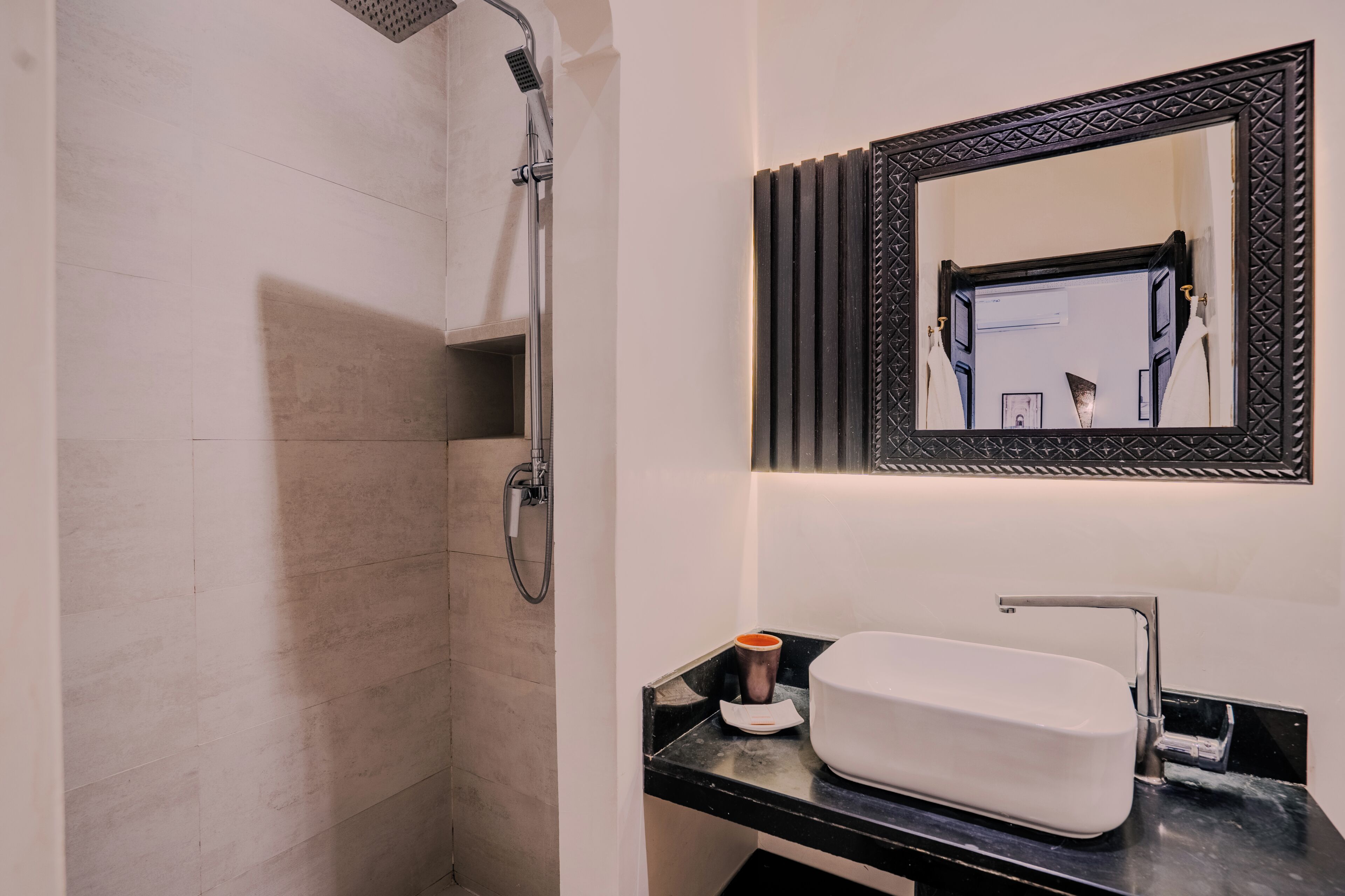 Habitación superior, 1 cama Queen size y sofá cama | Baño | Regadera, amenidades de baño de diseñador, secadora de cabello, batas 