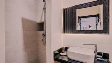 Habitación superior, 1 cama Queen size y sofá cama | Baño | Regadera, amenidades de baño de diseñador, secadora de cabello, batas