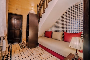 Suite junior | Ropa de cama de alta calidad, camas con efecto memoria y minibar