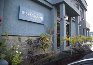 Vista frontal de la propiedad