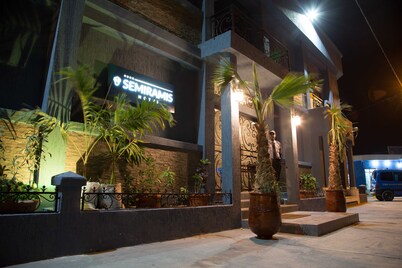 Hotel Semiramis City center