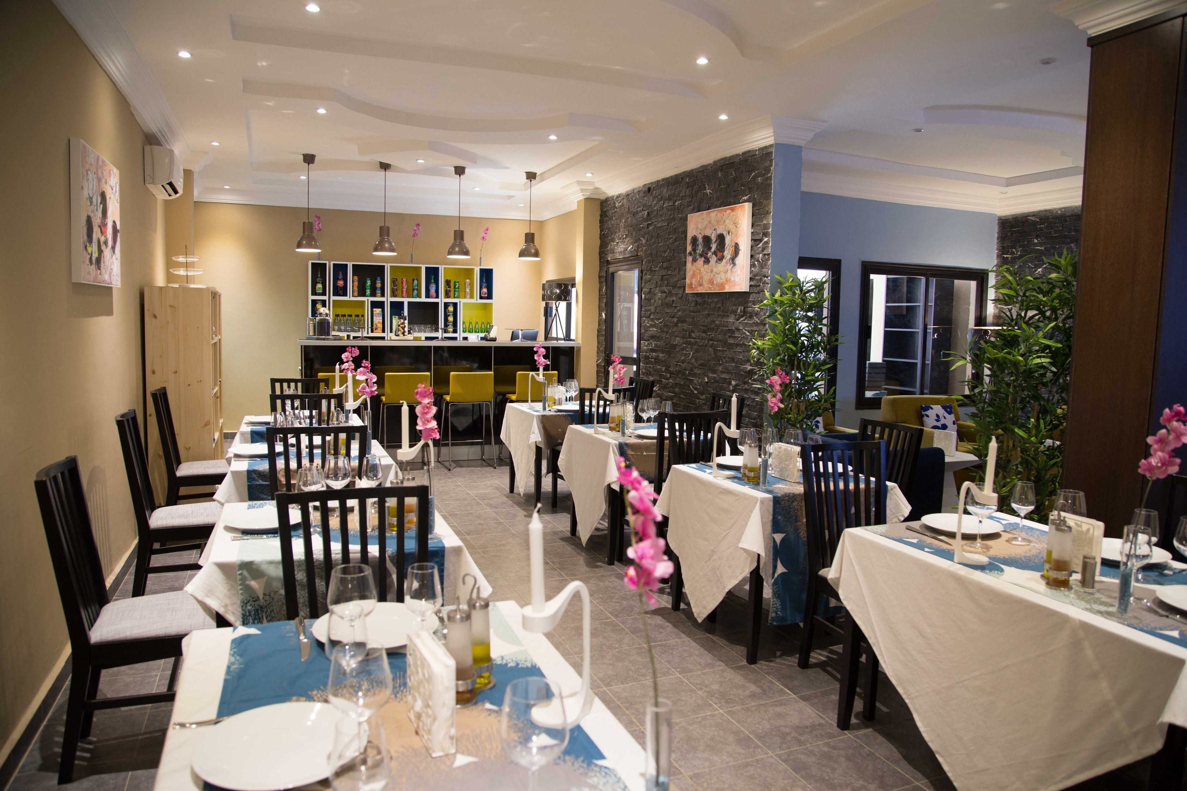 breakfast, lunch, dinner served; international cuisine