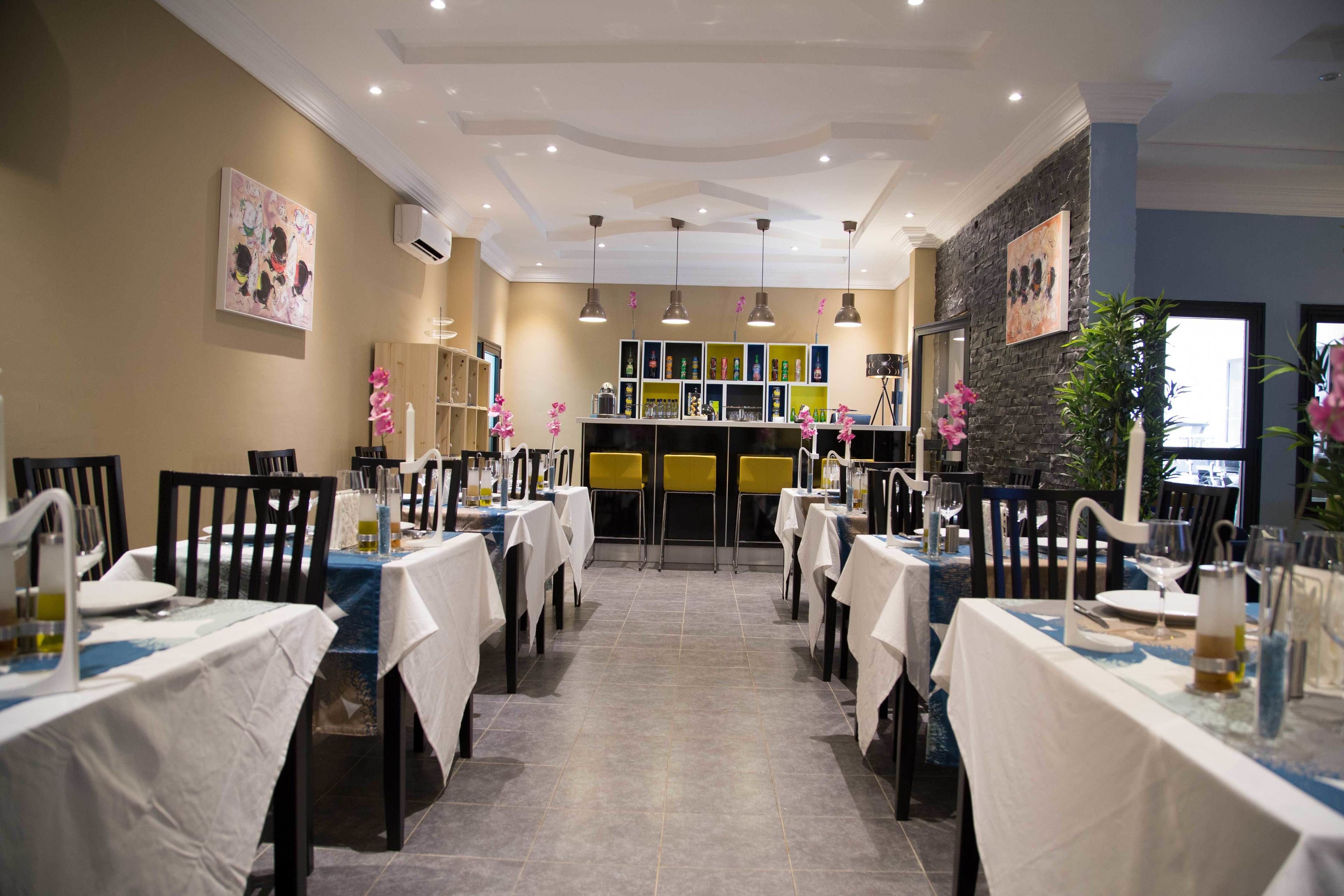 breakfast, lunch, dinner served; international cuisine