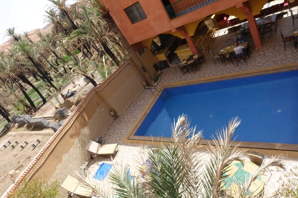 Außenpool, Sonnenschirme, Liegestühle