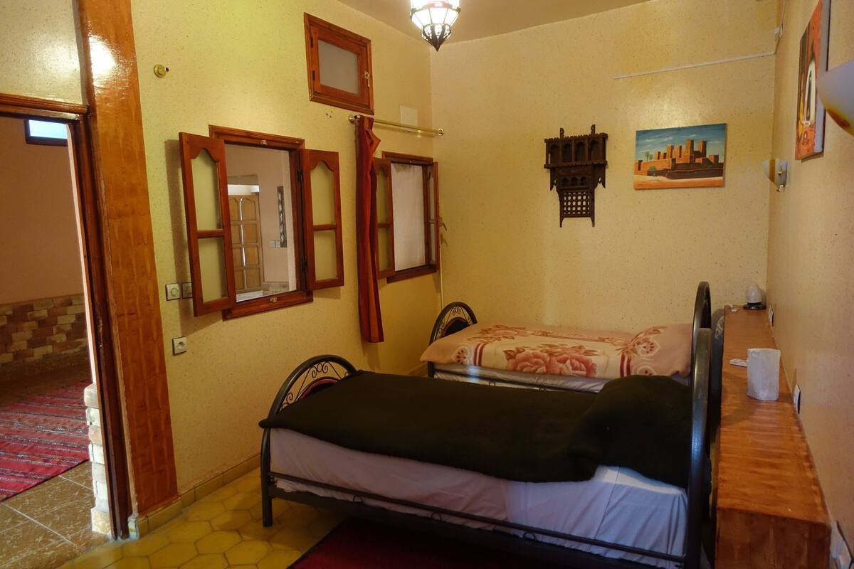 Habitación con 2 camas individuales | Ropa de cama de alta calidad, cortinas opacas, sistema de insonorización